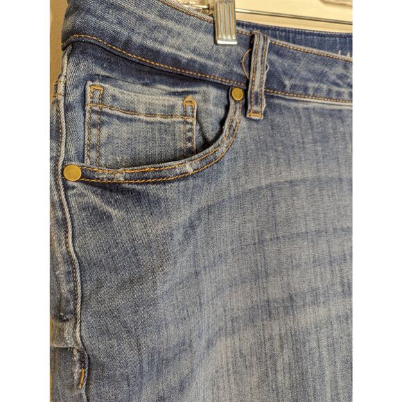 NWT Lane Bryant Distressed Floral Patch Crop Jeans - Picture 5 of 10